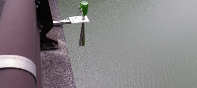 河川などの水位計に電波式 河川などの水位計に電波式